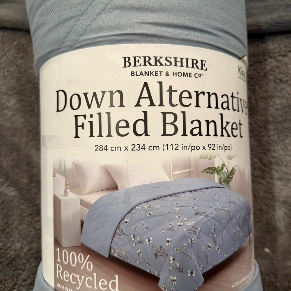Berkshire Down Alternative Filled Blanket - Soft Blue